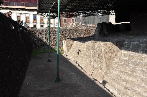 Visitando as ruínas do Templo Maior dos astecas, na Cidade do México, capital do país
